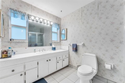 House in Miami, Florida 4 bedrooms, 165.09 sq.m. № 2030288 - photo 15
