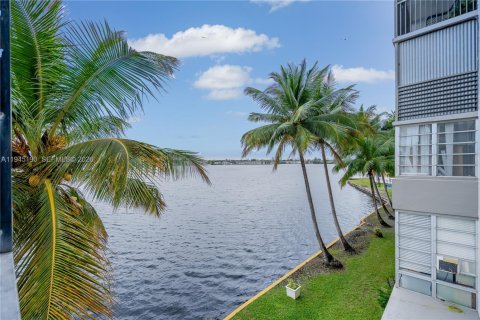 Condominio en venta en Miami, Florida, 1 dormitorio, 81.1 m2 № 2001540 - foto 19