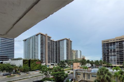 Copropriété à louer à Hallandale Beach, Floride: 1 chambre, 80.82 m2 № 1929896 - photo 9