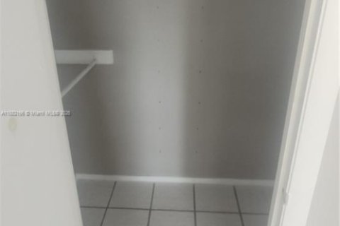 Copropriété à louer à Hallandale Beach, Floride: 1 chambre, 80.82 m2 № 1929896 - photo 13