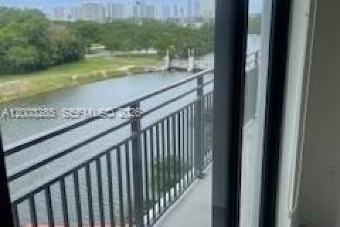 Снять в аренду виллу или дом в Норт-Майами-Бич, Флорида 2 спальни, № 2066774 - фото 10