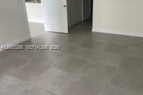 Снять в аренду виллу или дом в Норт-Майами-Бич, Флорида 2 спальни, № 2066774 - фото 2