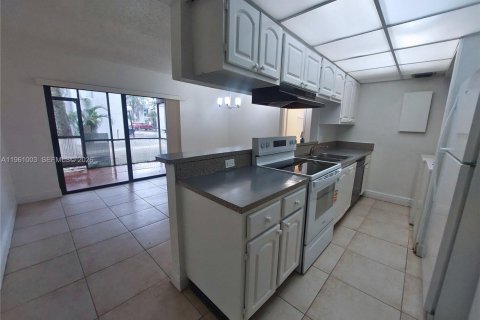 Снять в аренду кондоминиум в Тамарак, Флорида 3 спальни, 108.42м2, № 2022015 - фото 4