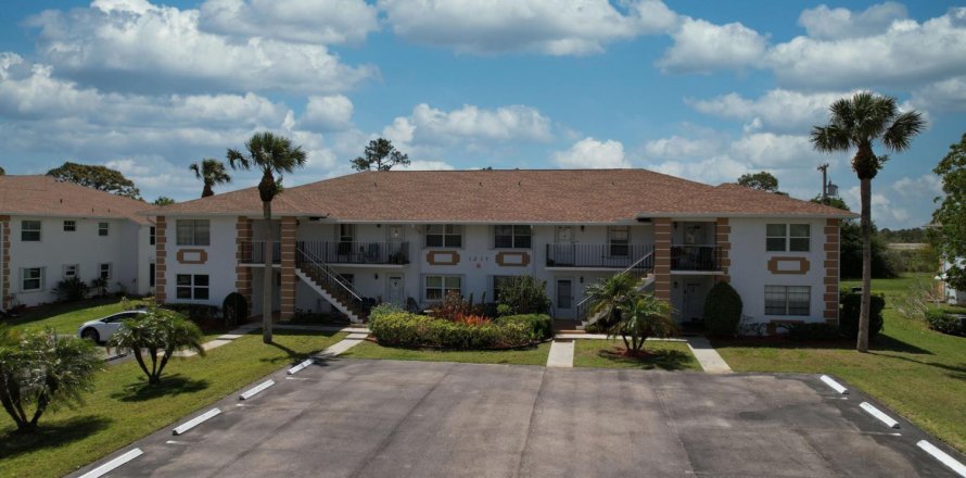 Condo in St. Lucie, Florida, 2 bedrooms № 2147100