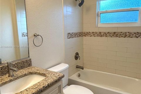 House in North Port, Florida 3 bedrooms № 2002775 - photo 8