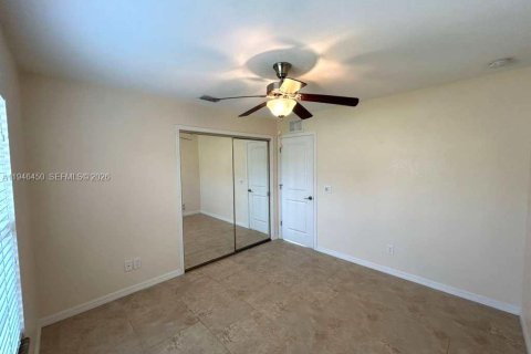 House in North Port, Florida 3 bedrooms № 2002775 - photo 7
