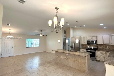 House in North Port, Florida 3 bedrooms № 2002775 - photo 5