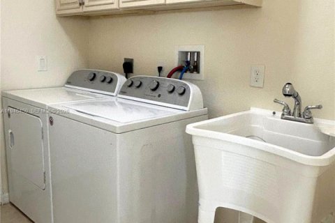 House in North Port, Florida 3 bedrooms № 2002775 - photo 14