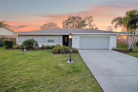House in Winter Haven, Florida 3 bedrooms, 198.81 sq.m. № 2093865 - photo 2