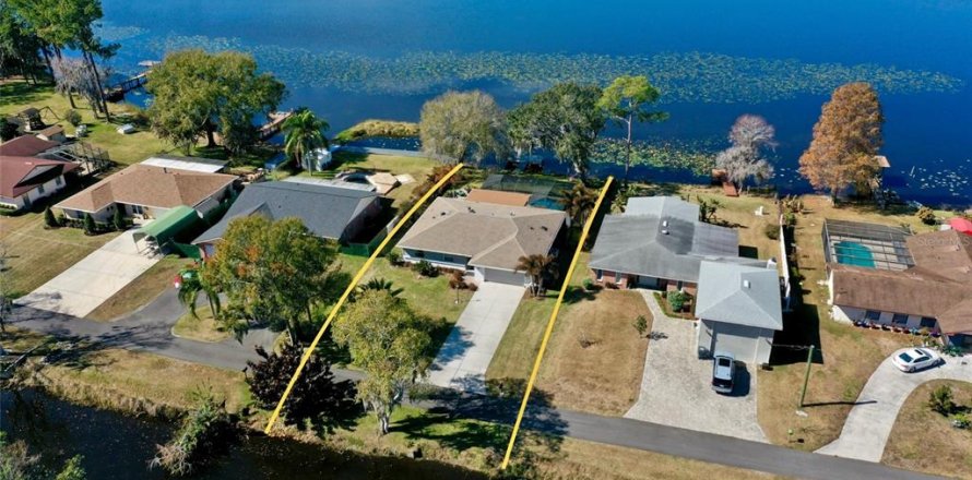 House in Winter Haven, Florida 3 bedrooms, 198.81 sq.m. № 2093865