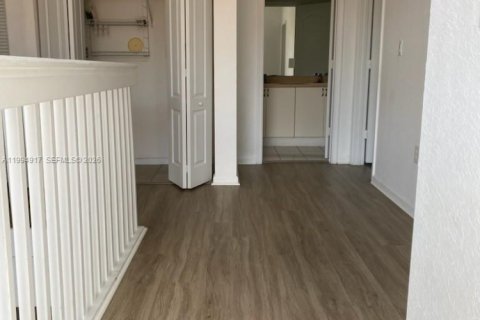 Villa ou maison à louer à Homestead, Floride: 5 chambres, 192.31 m2 № 2056583 - photo 9