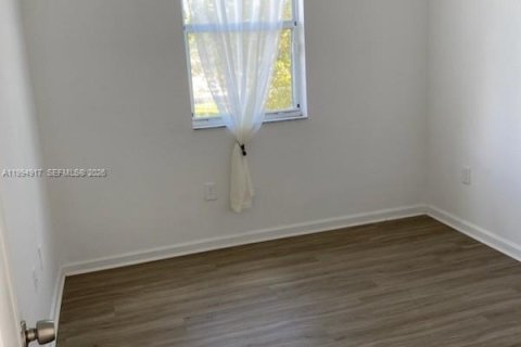 Villa ou maison à louer à Homestead, Floride: 5 chambres, 192.31 m2 № 2056583 - photo 12