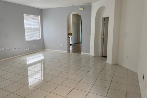 Villa ou maison à louer à Homestead, Floride: 5 chambres, 192.31 m2 № 2056583 - photo 4