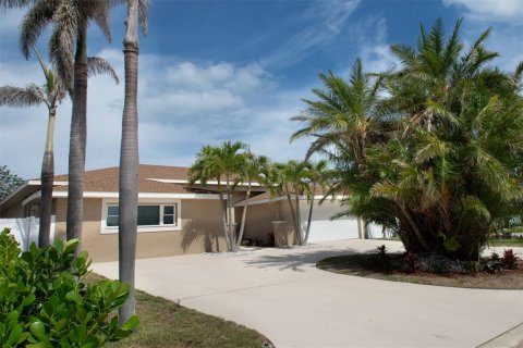Casa en venta en Belleair Beach, Florida, 5 dormitorios, 294.31 m2 № 1825421 - foto 3