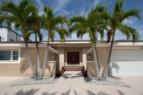 Casa en venta en Belleair Beach, Florida, 5 dormitorios, 294.31 m2 № 1825421 - foto 1
