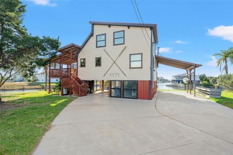 House in Hernando Beach, Florida 4 bedrooms, 171.03 sq.m. № 2222423