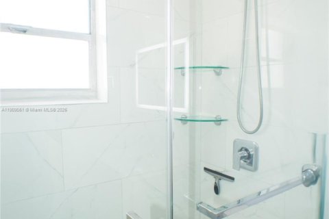 Apartamento en alquiler en Miami, Florida, 3 dormitorios, 88.44 m2 № 1968398 - foto 20