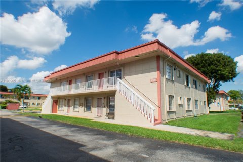 Apartamento en alquiler en Miami, Florida, 3 dormitorios, 88.44 m2 № 1968398 - foto 4