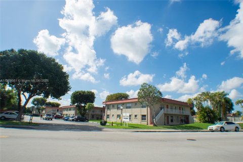 Apartamento en alquiler en Miami, Florida, 3 dormitorios, 88.44 m2 № 1968398 - foto 3