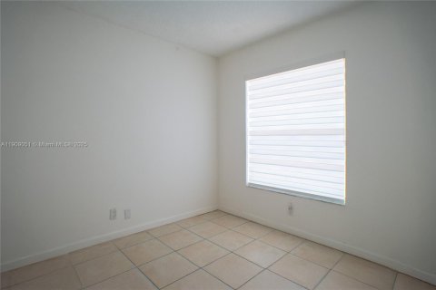 Apartamento en alquiler en Miami, Florida, 3 dormitorios, 88.44 m2 № 1968398 - foto 15