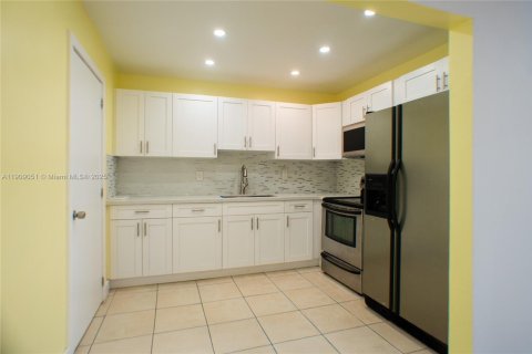 Apartamento en alquiler en Miami, Florida, 3 dormitorios, 88.44 m2 № 1968398 - foto 9