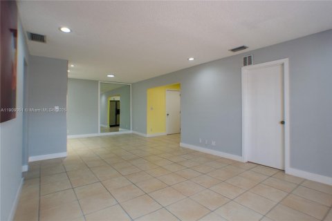 Apartamento en alquiler en Miami, Florida, 3 dormitorios, 88.44 m2 № 1968398 - foto 7