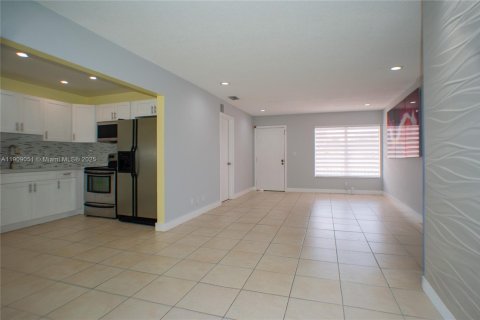 Apartamento en alquiler en Miami, Florida, 3 dormitorios, 88.44 m2 № 1968398 - foto 8