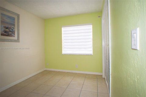 Apartamento en alquiler en Miami, Florida, 3 dormitorios, 88.44 m2 № 1968398 - foto 25