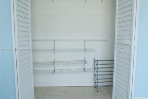 Apartamento en alquiler en Miami, Florida, 3 dormitorios, 88.44 m2 № 1968398 - foto 17