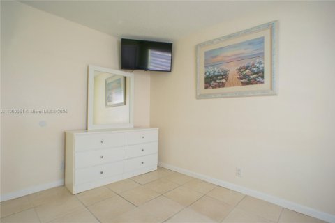 Apartamento en alquiler en Miami, Florida, 3 dormitorios, 88.44 m2 № 1968398 - foto 23