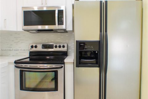 Apartamento en alquiler en Miami, Florida, 3 dormitorios, 88.44 m2 № 1968398 - foto 12