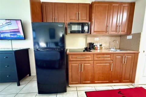 Condominio en venta en Sunny Isles Beach, Florida, 33.44 m2 № 1768658 - foto 3