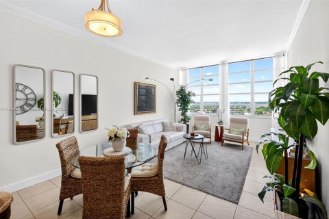Condominio en venta en Miami, Florida, 1 dormitorio, 79.99 m2 № 1874941 - foto 2
