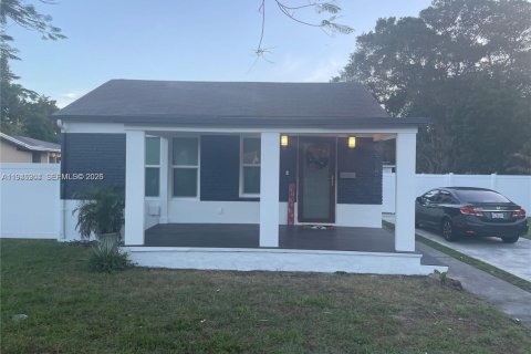 House in Hollywood, Florida 2 bedrooms, 73.67 sq.m. № 2003076