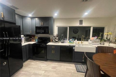 House in Hollywood, Florida 2 bedrooms, 73.67 sq.m. № 2003076 - photo 2