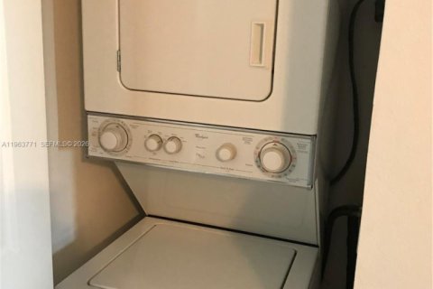 Снять в аренду кондоминиум в Санрайз, Флорида 1 спальня, 70.05м2, № 2025658 - фото 7