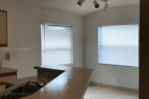 Снять в аренду кондоминиум в Санрайз, Флорида 1 спальня, 70.05м2, № 2025658 - фото 3