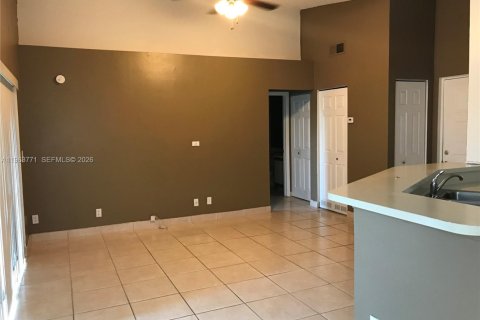 Снять в аренду кондоминиум в Санрайз, Флорида 1 спальня, 70.05м2, № 2025658 - фото 4