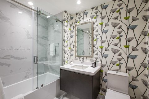 Condo in Miami, Florida, 1 bedroom  № 1889605 - photo 12