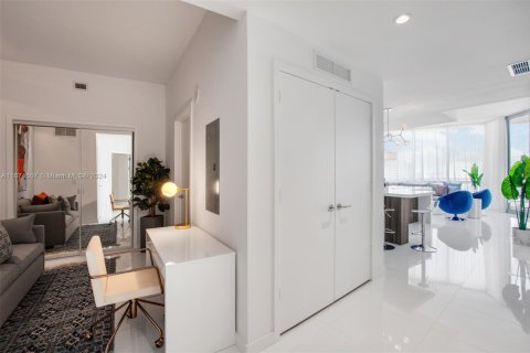 Condo in Miami, Florida, 1 bedroom  № 1889605 - photo 13
