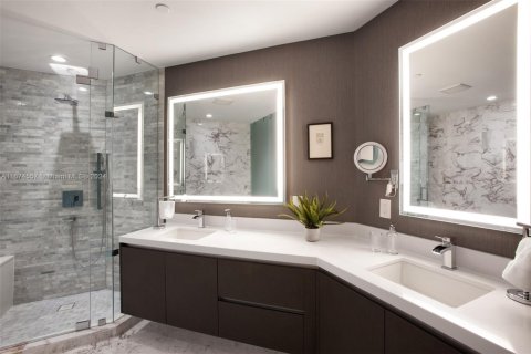 Condo in Miami, Florida, 1 bedroom  № 1889605 - photo 9