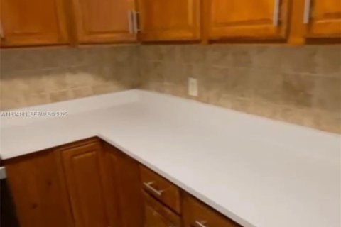 House in Miami Gardens, Florida 5 bedrooms, 221.76 sq.m. № 1992997 - photo 4