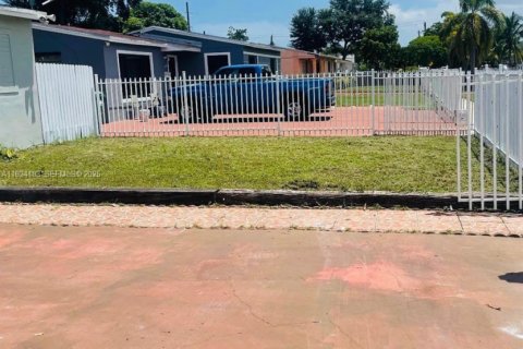 House in Miami Gardens, Florida 5 bedrooms, 221.76 sq.m. № 1992997 - photo 3