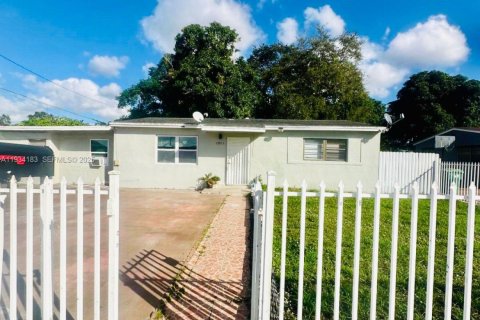 House in Miami Gardens, Florida 5 bedrooms, 221.76 sq.m. № 1992997 - photo 1