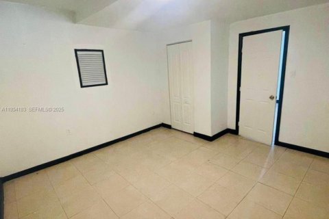 House in Miami Gardens, Florida 5 bedrooms, 221.76 sq.m. № 1992997 - photo 7