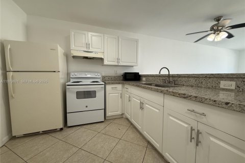 Copropriété à louer à Miami, Floride: 2 chambres, 85.47 m2 № 2046176 - photo 2