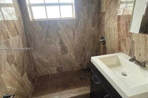Villa ou maison à louer à Opa-locka, Floride: 2 chambres, 55.18 m2 № 1997386 - photo 15