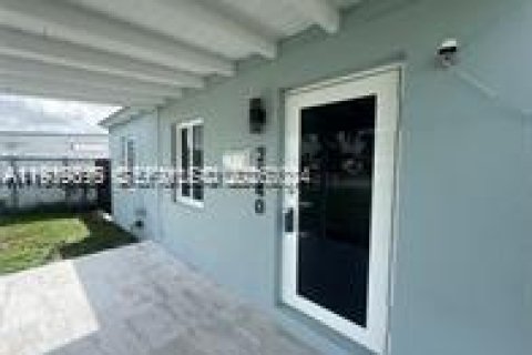 Villa ou maison à louer à Opa-locka, Floride: 2 chambres, 55.18 m2 № 1997386 - photo 7