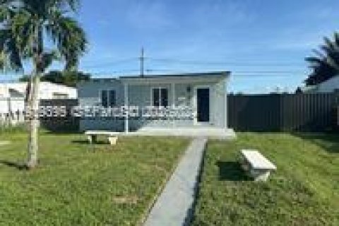 Villa ou maison à louer à Opa-locka, Floride: 2 chambres, 55.18 m2 № 1997386 - photo 6