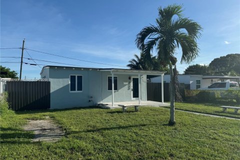 Villa ou maison à louer à Opa-locka, Floride: 2 chambres, 55.18 m2 № 1997386 - photo 9